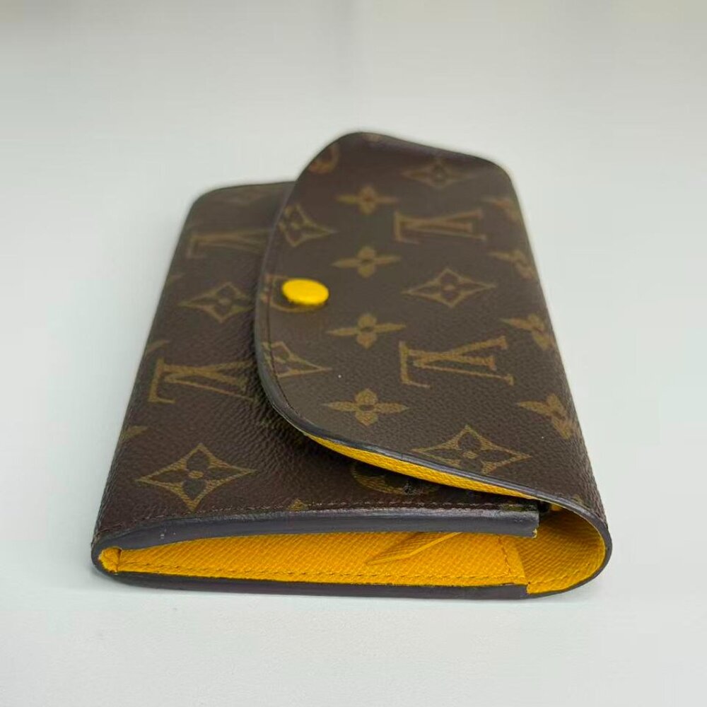 Louis Vuitton Monogram Canvas Wallet with Classic LV Logo Design - Picture 4 of 8